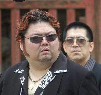 黄渤|被黄渤捧红片酬涨到200万，因长期酗酒猝死，娇妻改嫁老外很幸福