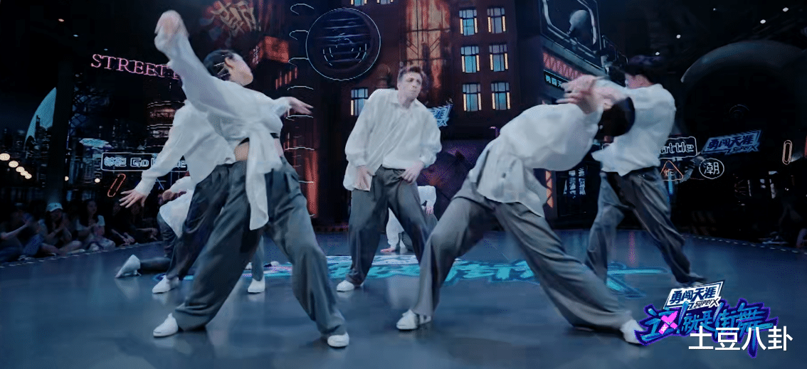 张艺兴|张艺兴吐槽节目组赛制：核心武器表现这么好还淘汰？太难为人了