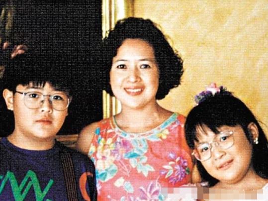 刘銮雄|刘銮雄女儿近况:一个大龄剩女,一个资产数十亿,一个山上捡垃圾