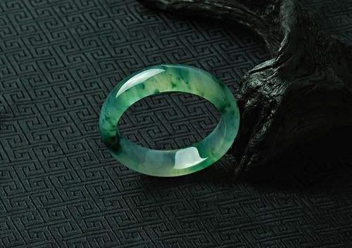 玉髓|辨别最容易混淆的2种玉石：玉髓、翡翠的方法！