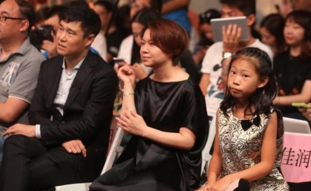 「小沈阳」小沈阳女儿才是“整容式”长大，曾被称为最丑星二代，如今美到不敢相信