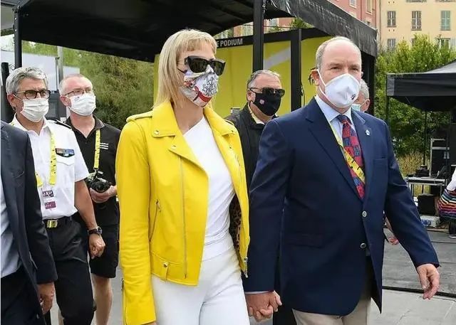 发型|布丽吉特“鸡窝头”不算啥,摩纳哥王妃新发型才真奇葩,太显老了