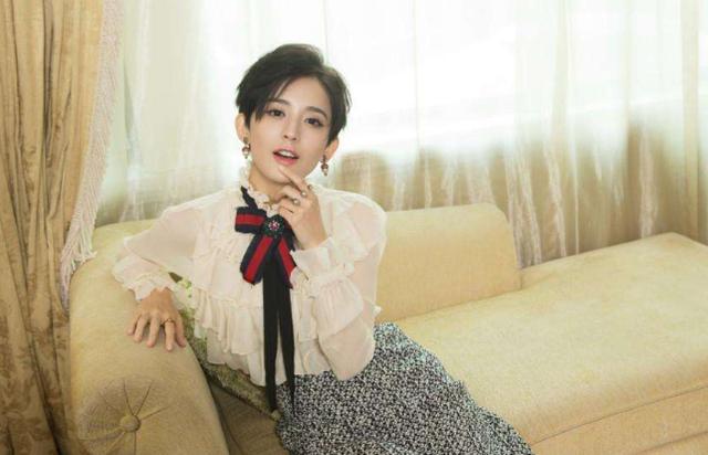 |古力娜扎现实中的家:把电视立在了客厅中间,装修也要走独特路线