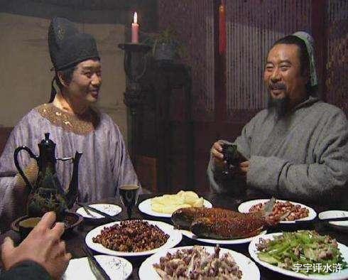 ：老版水浒梁山好汉聚会大鱼大肉，新版水浒只有几颗花生