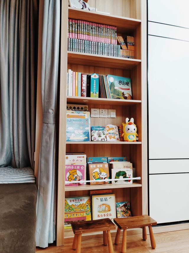 |她买下42㎡单身公寓，一家三口住，客厅不放沙发，阳台当榻榻米