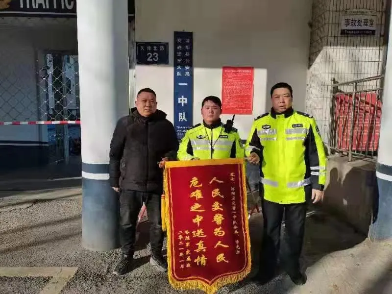 沭阳百事通 沭阳一男子手指不小心被切！正遇上班高峰期，情况紧急