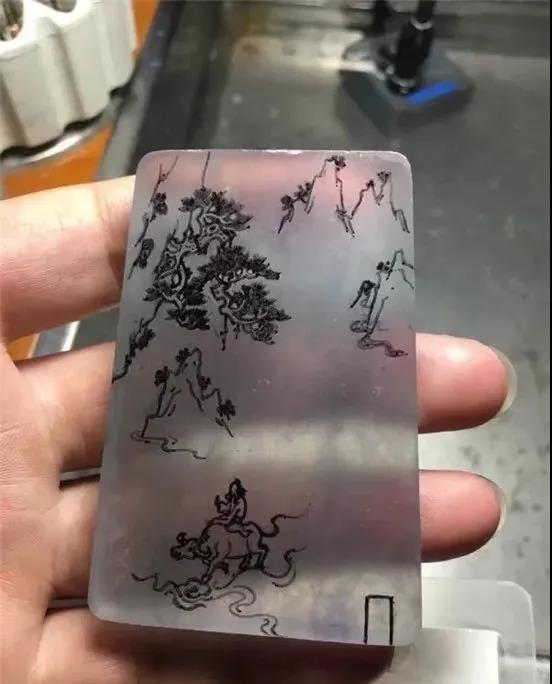 翡翠|4.8公斤翡翠原石似大灯泡，切出玻璃种片料被抢着定制！