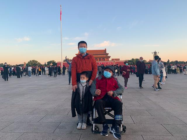 北京日报客户端|圆梦！湖南援鄂医生带父亲来天安门广场看升旗仪式了