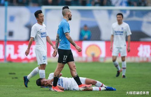 广州恒大|中超昨晚出现大规模冲突，2外援怒斥本土悍将，多名球员加入混战