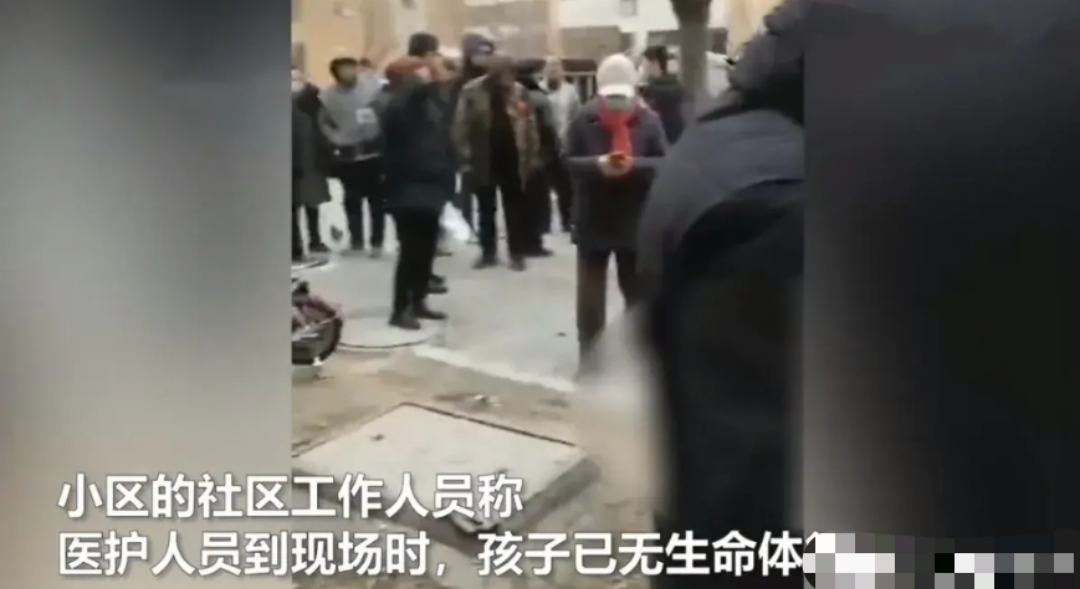 我建议 10岁男孩窨井盖里放鞭炮被掀飞数米身亡，妈妈跪地痛哭画面揪心！