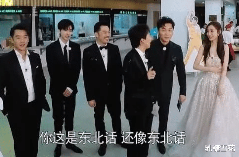 「黄旭熙」《奔跑吧》黄旭熙全程戴帽子出镜，看到他的头发颜色后，审核太严格