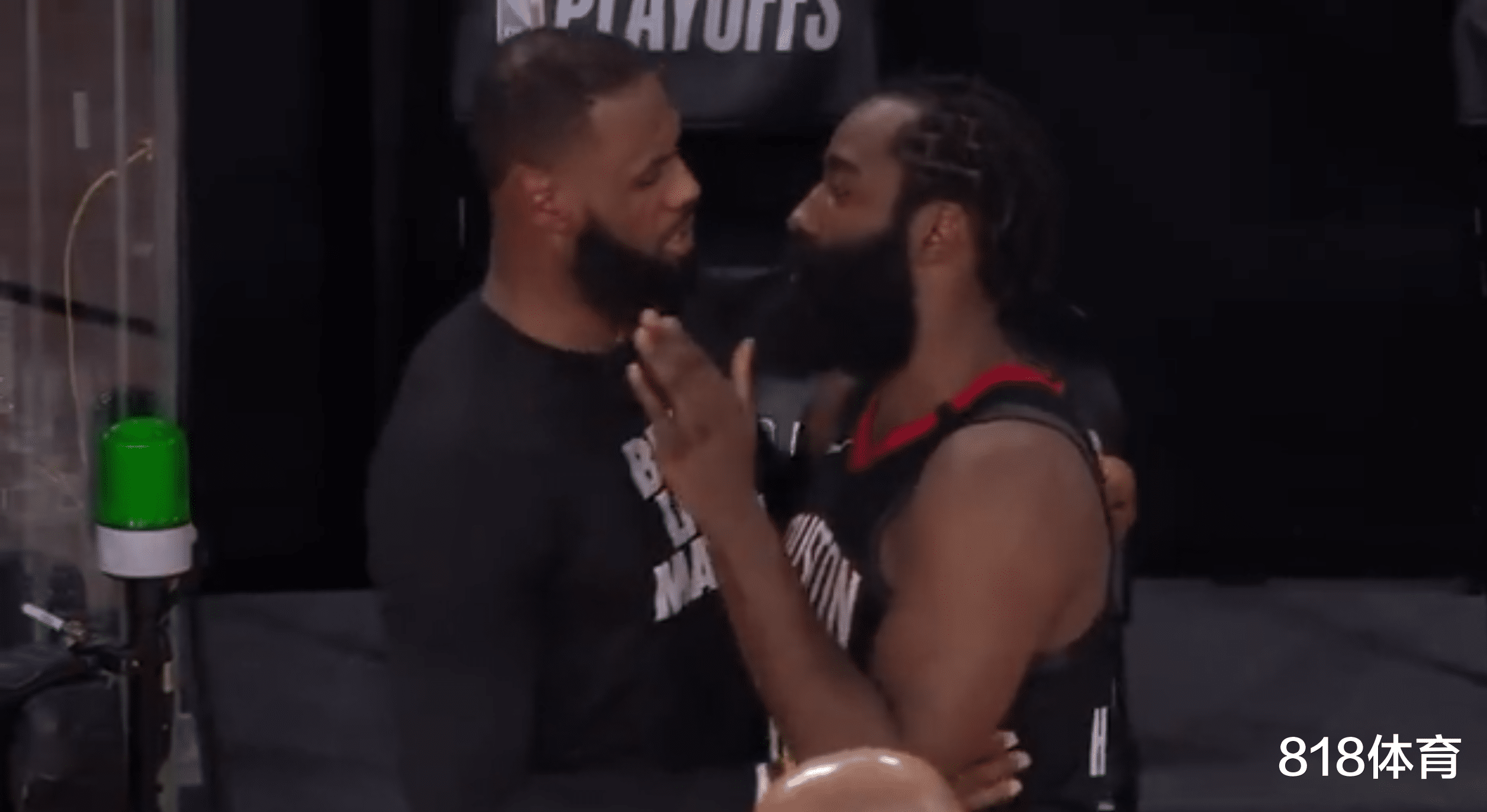 |未来是你的! 詹皇赛后拥抱哈登致意, 哈登拍拍老詹胸脯表示感谢