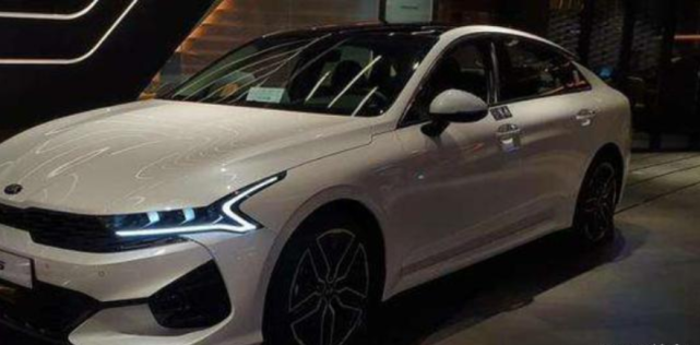 【起亚K5】谁能想到当年卖30万的神车，如今14万没人买，网友：新款要来