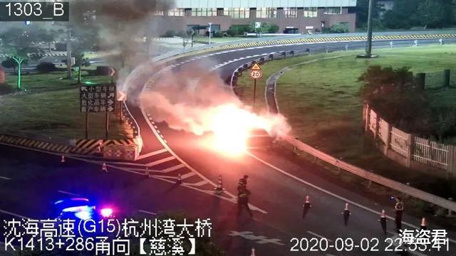 奥迪A6|高速上掉下一草帘子，奥迪A6没当回事直接压过去，结果被烧成车架