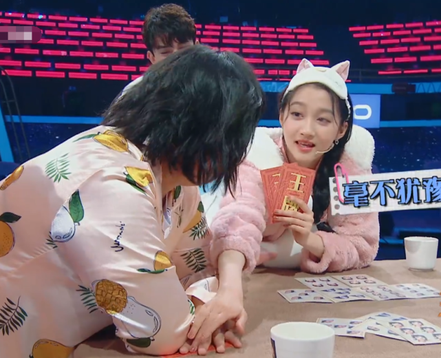 【贾玲】关晓彤抽到炸弹牌，贾玲抱她安慰，谁知节目组看不下去，4字表态