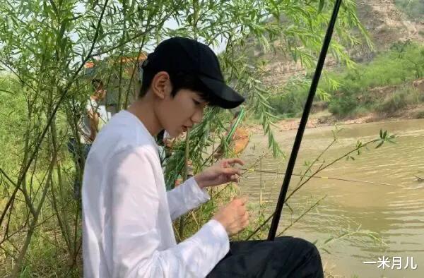 [王源]王源山区钓鱼，却不露正脸，粉丝感叹美爆了！