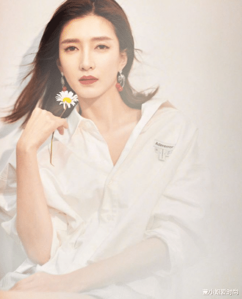 穿衣搭配@江疏影把衬衫穿“火”了，搭配性感红唇又飒又美，33岁女人学着点