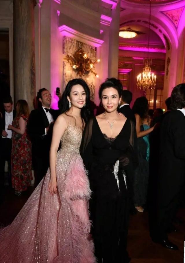 【邱淑贞】邱淑贞女儿新动态，扎双马尾可爱减龄，魅力跟她妈妈有得一拼