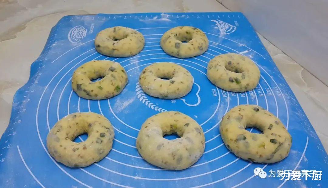 [面粉]面粉又出新吃法，撒1把葱花，柔软蓬松不油腻，比烧饼面包还好吃