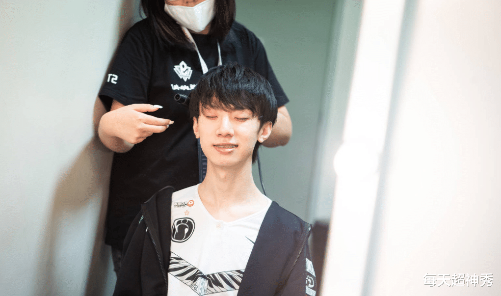 RNG|IG大优势轻取RNG，XUN千珏打出身价，宝蓝诠释顶级锤石