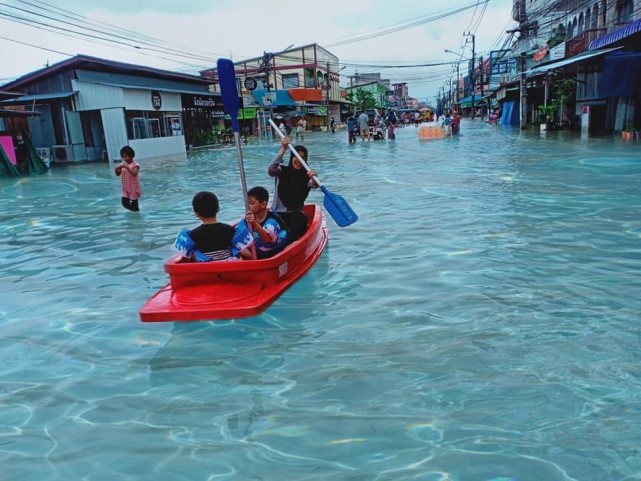 泰國發洪水，水質清澈透亮民眾玩嗨？大馬網友羨慕極瞭，哪知上當-圖2