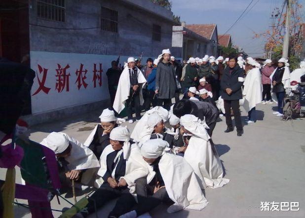 『唢呐』侄孙女婿去参加葬礼，遇巧立名目项目，坦言这不是明摆着要钱吗？