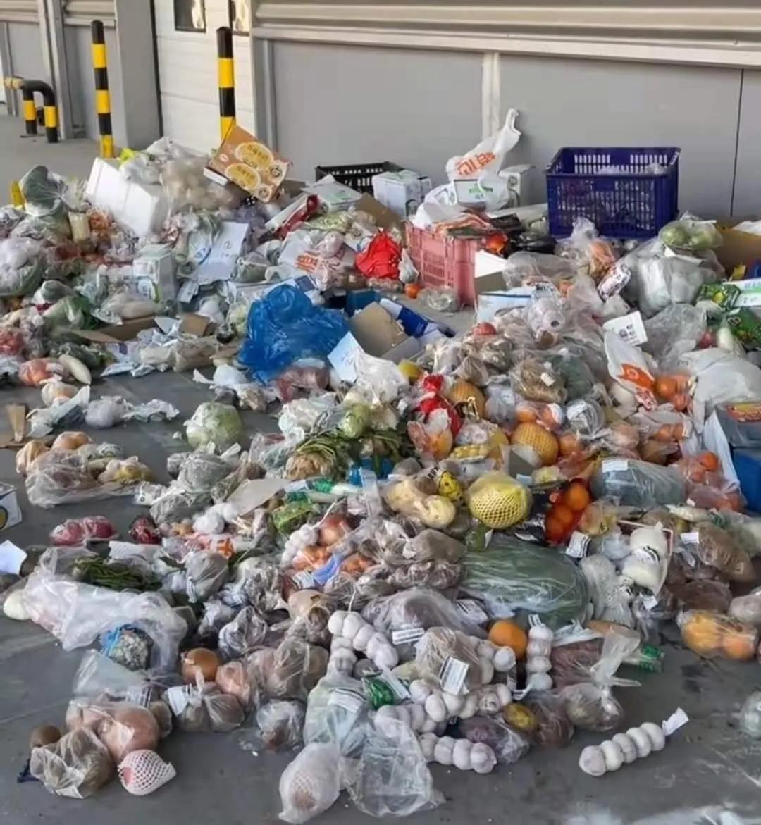 胡华成 社区团购一大弊端暴露：消费者退货场地像是垃圾场，供应商损失大