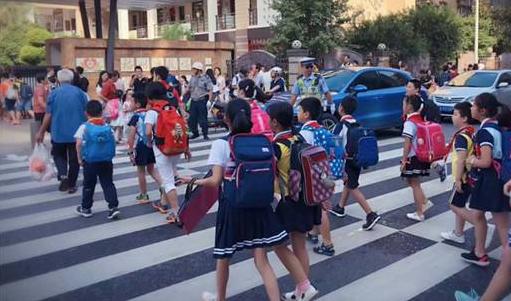 广西■当守护者挥刀相向！广西小学保安砍伤39人，校内一张榜单格外刺眼