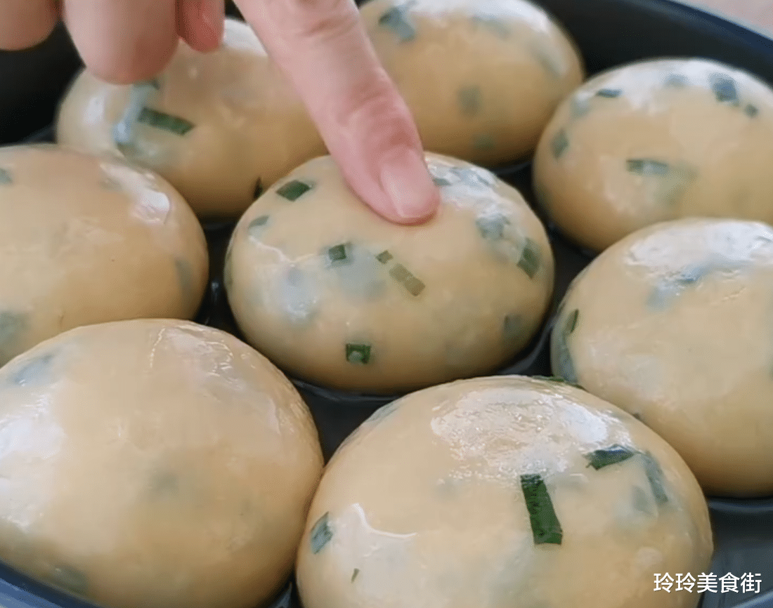「手抓饼」1碗面粉3个鸡蛋，教你在家自制手抓饼，健康营养，不比外面买得差