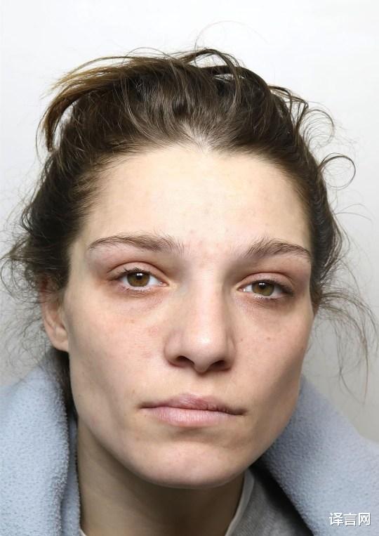 #英国#英国女子光身躲草丛里，被清洁工发现，她被夫妻强迫参加三人运动