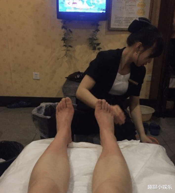 迪丽热巴|足疗店妹纸像当红女星火了，长相过分美貌，因被围观暂停营业！