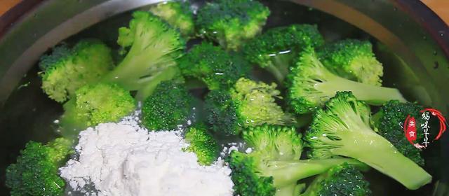 『西兰花』这菜是“蔬菜之王”，维生素种类最全，但是清洗不干净，等于吃虫卵