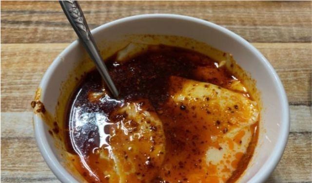 ACG分享站 陕西大叔用传统瓦缸装豆腐脑，2元1碗只卖3小时，一顿4碗吃不够