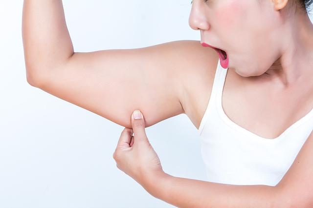 『饮食』完美身材却被手臂出卖？这几个动作，教你摆脱蝴蝶臂