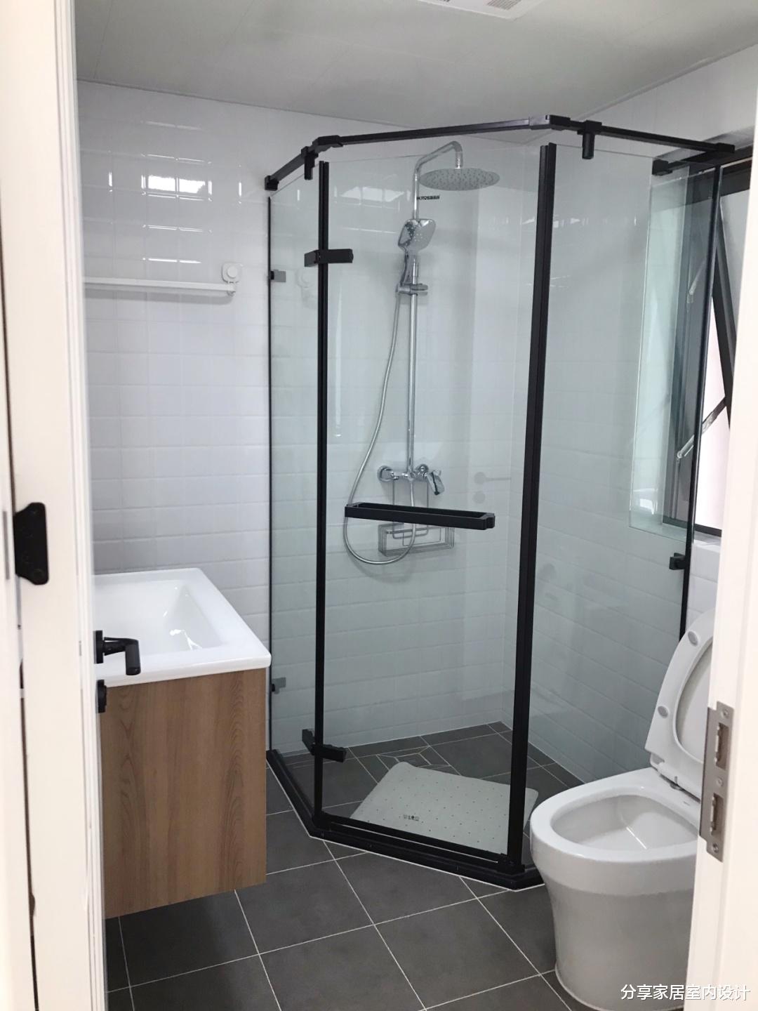 |看她家新房，墙面刮大白，电视墙不做一点造型，简单耐看不花哨！