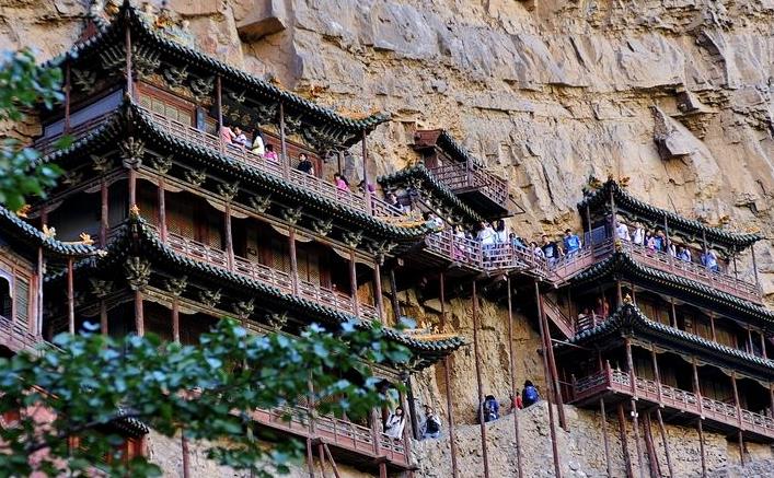 #悬空寺#藏地密码中的倒悬空寺,真实存在,坐落于千米大佛像手掌之上