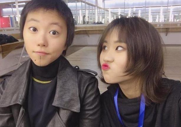 『窦靖童』窦唯二女儿一头黄发亮相音乐会,穿着打扮像极窦靖童,17岁疑有恋情