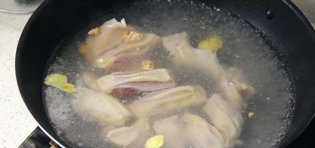 花胶|花胶鸡汤的做法,汤色金黄特别营养,老婆喝了补身子