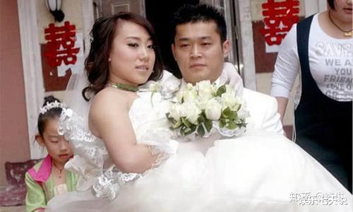 贾玲|跟师兄王金龙离婚，再嫁原配师弟，曾比贾玲还红的丫蛋如今成这样