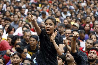 中国手机：抵制升级！印度怒砸中国手机电视！放狠话：让我们损失1000亿