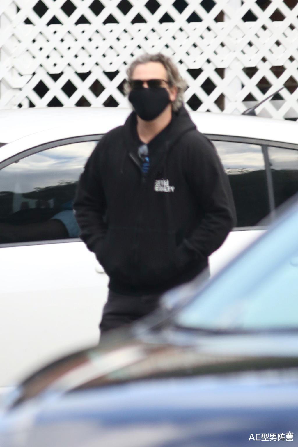 #杰昆·菲尼克斯#46岁杰昆·菲尼克斯偷跑出门遛弯!小丑身材又胖了,肉嘟嘟超可爱