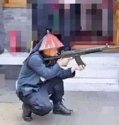 「吴京」“骗了我们多年”的穿帮镜头:吴京喝假酒,大清朝的冲锋枪也太顶了