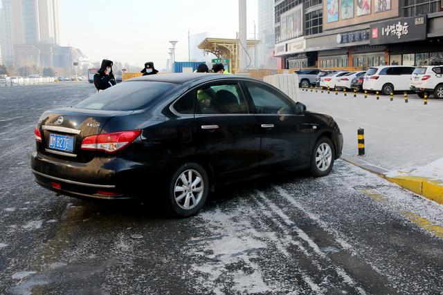 生活报 景点公园周边停车“别乱来”！这些车都被查了