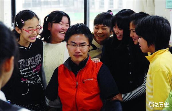 弋说历史|他天生无四肢，婚内15年“移情”50次，离婚后与20岁混血姑娘恋爱