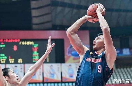#青岛男篮#广东宏远弃将大爆发！硬刚周琦不落下风，错过小姚明朱芳雨后悔吗