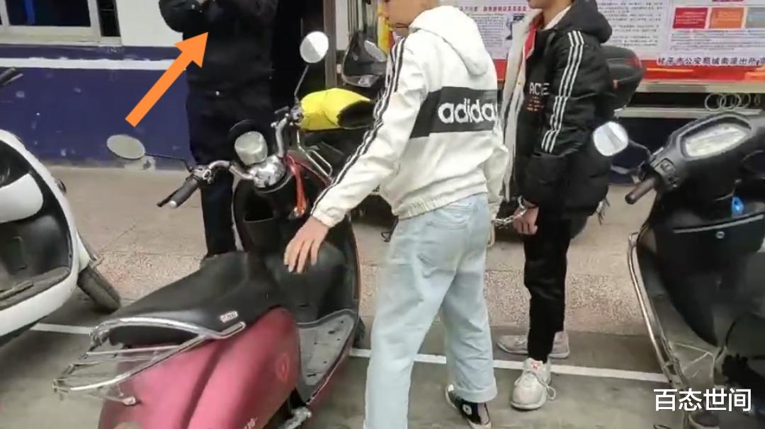 百态世间 桂平两少年偷电动车被抓,现场表演秒开车锁,民警忍不住拍手叫绝