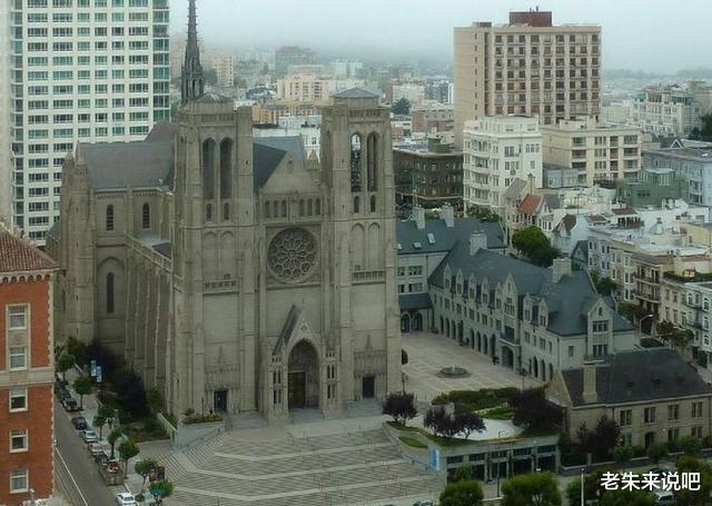 移民|为了逼他卖房,富豪邻居围着他家建了12米高的篱笆墙,密不透风