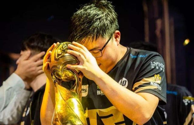 #RNG#UZI前助理怒怼RNG，UZI想继续打比赛，但是合同逼的他只能退役