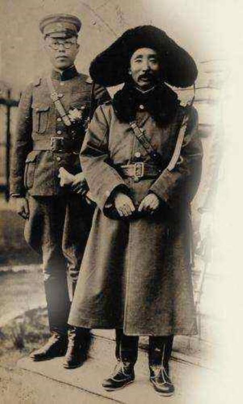 [张作霖]小弟出去打劫，回来时给张作霖带回一绝世美人，张看后却连忙下跪