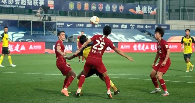 韦世豪|78分钟，韦世豪点球被扑，随后补射命中！卡纳瓦罗紧张的摸了摸头